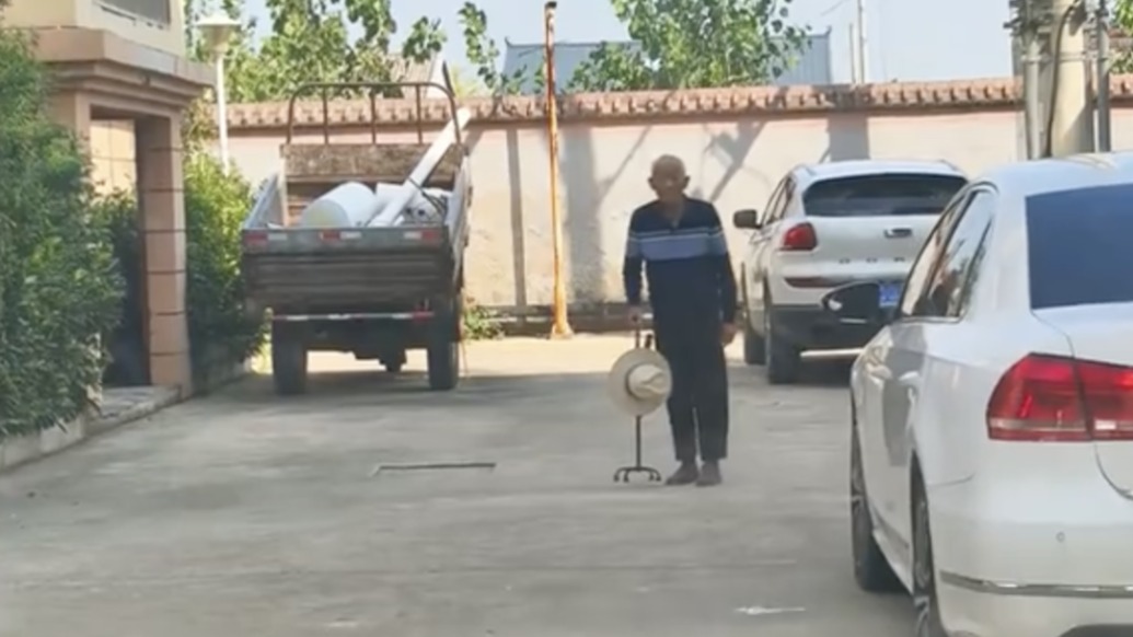 女子獨自驅(qū)車300多公里回家，爺爺“不放心”樓下苦等數(shù)小時