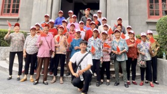 “想讓他們看看外面的世界”，19歲大學生用暑假直播賺的錢，帶村里38名老人去旅行