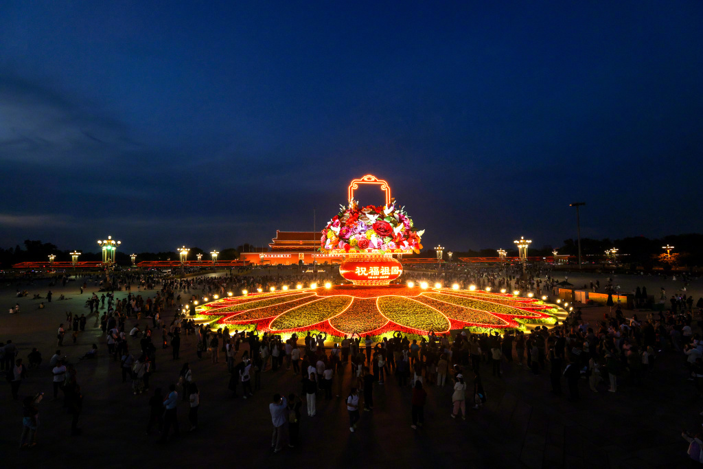 “祝福祖国”！北京天安门广场巨型花篮今夜亮灯了