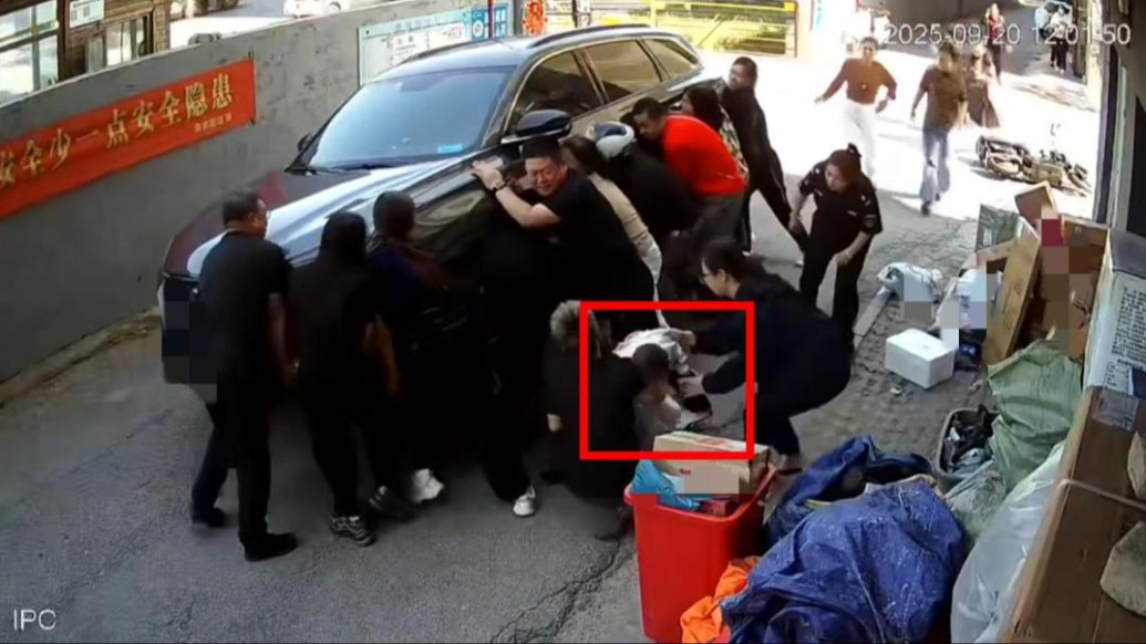 男孩被拐彎車輛碾壓路人抬車救人，街道辦：會尋找救援者當面感謝