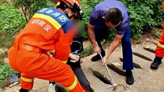 赴考男子下車踩空，腿卡排水渠縫隙被困超半小時