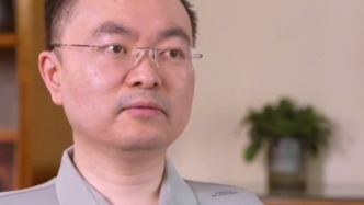 抗“凍”六年的蔡磊已喪失語言能力，依靠眼控儀實(shí)現(xiàn)日常交流