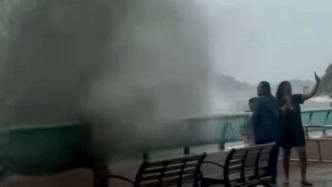 香港2成人臺風(fēng)天帶兒童觀浪被浪打翻，次日被警方拘捕