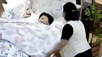 “00后”在床上用品店上班第一天呼呼大睡，老板幫忙蓋被子