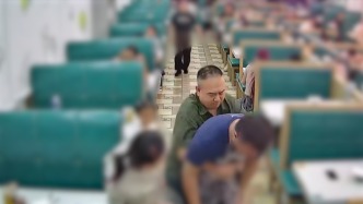 顧客就餐被卡住，鄰桌男子用海姆立克法20秒救回