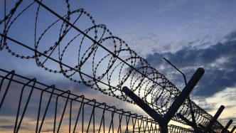 罪犯狱内“借卡消费”、违规“捎买带”，检察机关建议监狱纠正不当减刑