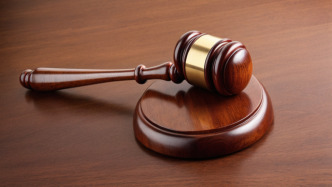 追債夫妻質(zhì)疑“紅酒箱裝300萬還錢”裝不下，申請(qǐng)?jiān)賹彵获g