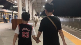 校門內(nèi)外的星娃們①丨三個自閉癥孩子家庭的教育“突圍戰(zhàn)”