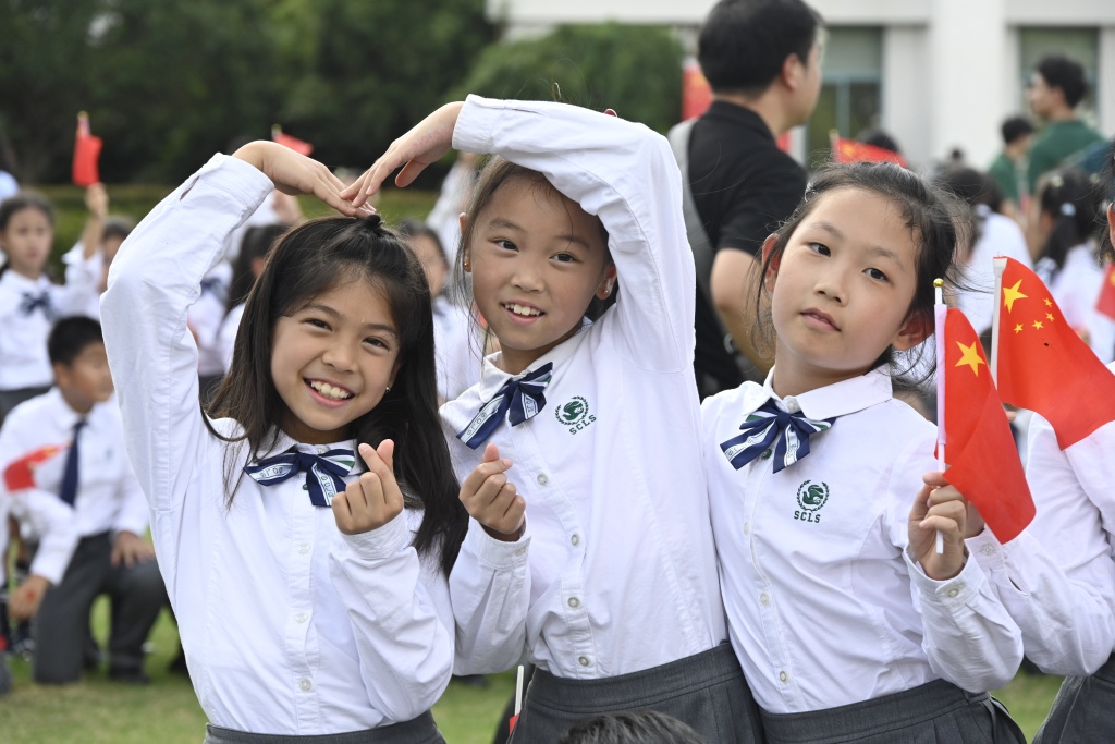 国庆将至，上海宋庆龄学校举办“祝福你，中国”快闪活动