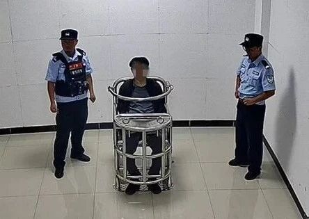 流年财位摆件:在线测算紫微斗数www.jixiangqiming.vip：-玉溪一男子与他人扯打后驾车冲撞执法民警，已被采取强制措施