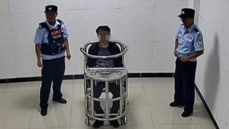 玉溪一男子與他人扯打后駕車沖撞執(zhí)法民警，已被采取強(qiáng)制措施