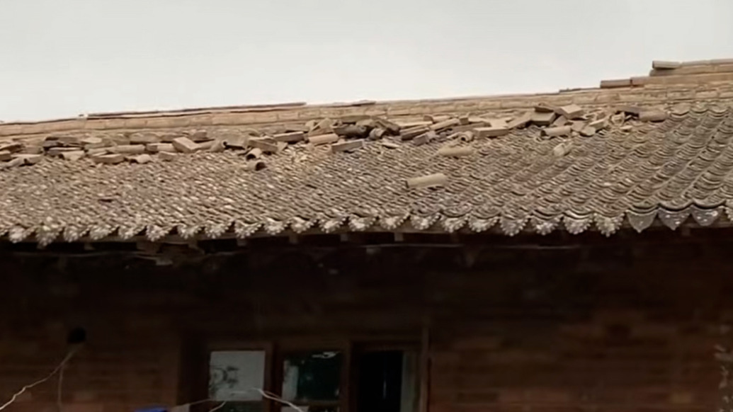 甘肃定西漳县发生4.3级地震，村民：老房子瓦片被震落，家人在院中避险