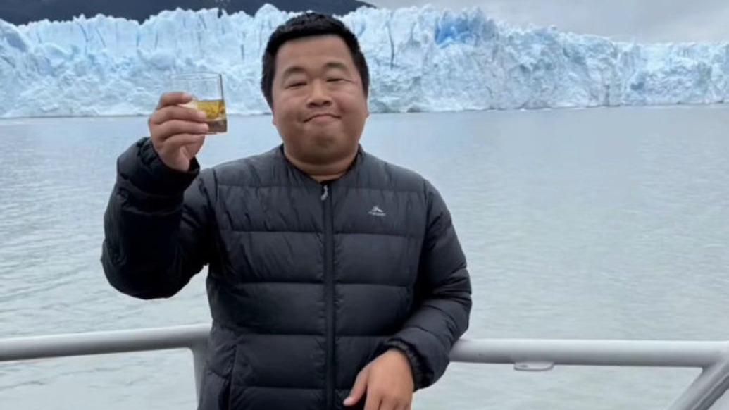 蓝战非网事:从游戏主播到千万粉丝旅行博主,屡发“钱往死里花、到死花不完”等炫富言论