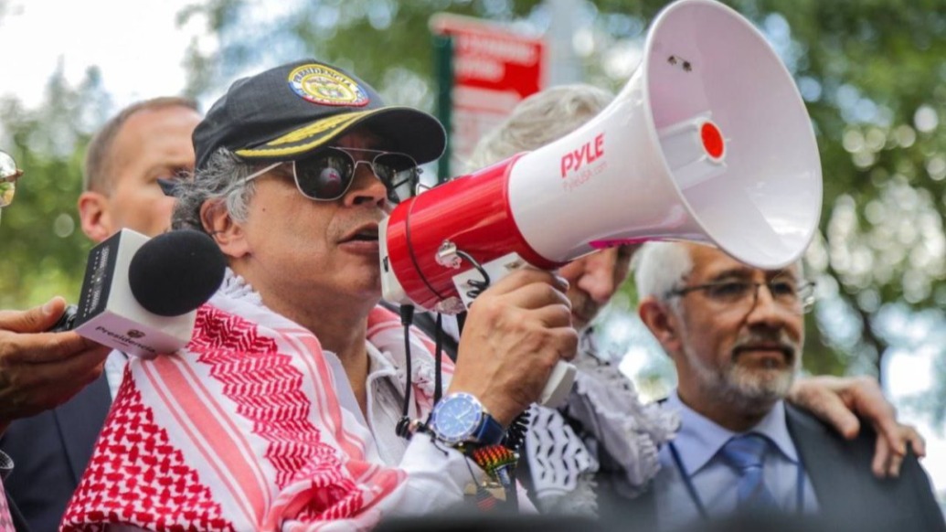 哥伦比亚总统纽约街头号召美军抗命特朗普，美国务院：撤他美签