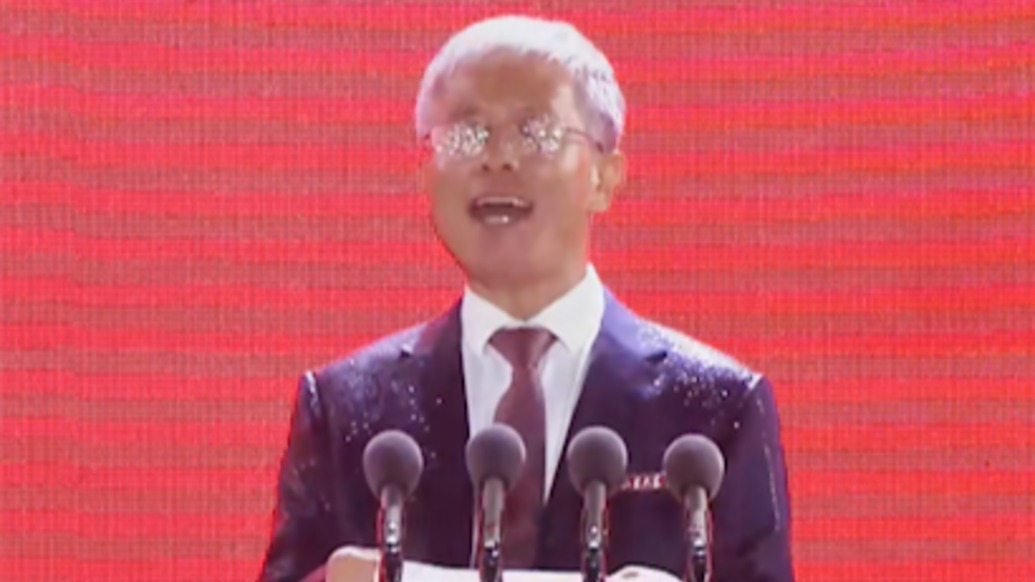 开学典礼上山大校长两次拒伞，豪情吟诵：莫听穿林打叶声，何妨吟啸且徐行