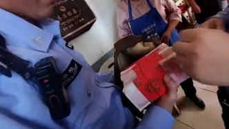 吃板面遺忘7.5萬(wàn)元彩禮錢，老板報(bào)警尋失主