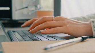 马上评｜一次节前补班，本不必走向对立