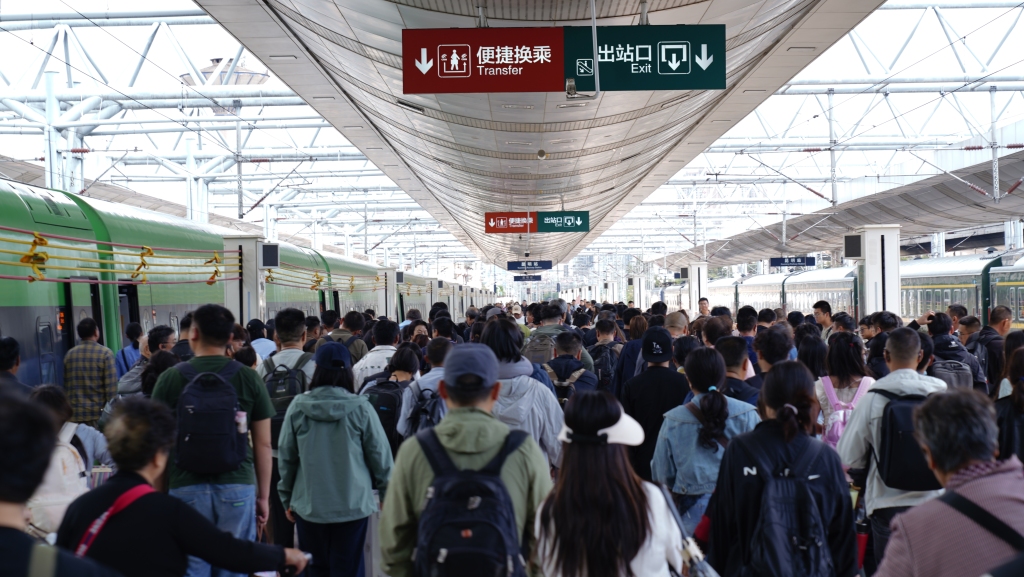 国庆假期云南铁路加开夜间跨省动车：建议旅客错峰出行