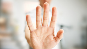 云南普洱一市政協(xié)委員因重婚罪被撤銷資格