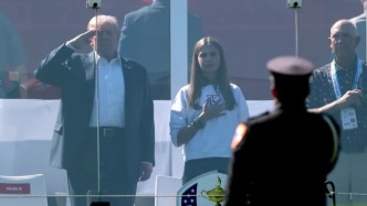 特朗普攜孫女出席高爾夫球賽，站在一人高防彈玻璃后觀賽