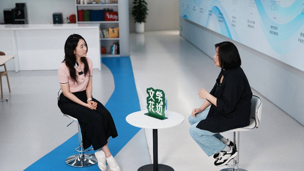 文學(xué)花邊|獨(dú)家對(duì)話梁鴻:溫暖的家庭,人人都需要“發(fā)光”