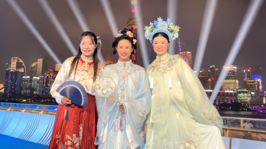 三個(gè)奧運(yùn)冠軍一臺(tái)戲，賽艇世錦賽頒獎(jiǎng)禮跳起“科目三”