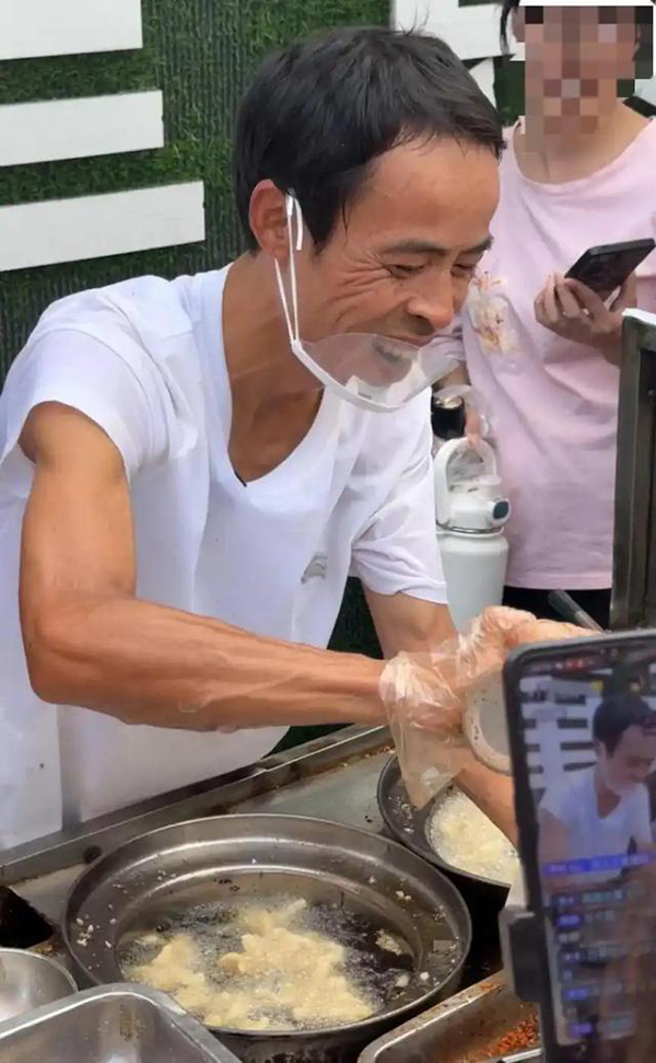有缘无分:在线测算感情姻缘www.jixiangqiming.vip：-言短意长｜“鸡排哥”为何能火爆出圈？
