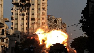 加沙城一高層建筑在以軍襲擊中轟然倒塌