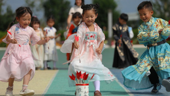 云南將逐步推行免費(fèi)學(xué)前教育，今秋起公辦園免收學(xué)前一年保教費(fèi)