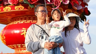 城事｜天安門“祝福祖國(guó)”花籃盛裝迎國(guó)慶，游客提前打卡