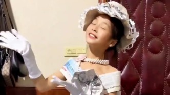 “我小時(shí)候沒得到的希望女兒能擁有”，報(bào)紙、塑料袋變身媽媽牌禮服，女兒穿著自信跳舞