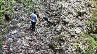 马上评｜天坑溶洞成垃圾山，不能依赖曝光式治理