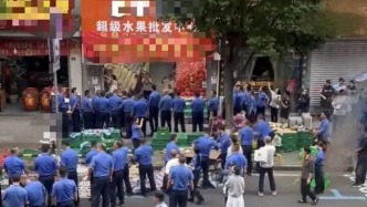 四川樂山城管執(zhí)法時(shí)掀攤打人？官方回應(yīng)：店主自己掀翻水果箱，三人阻礙執(zhí)法被行拘