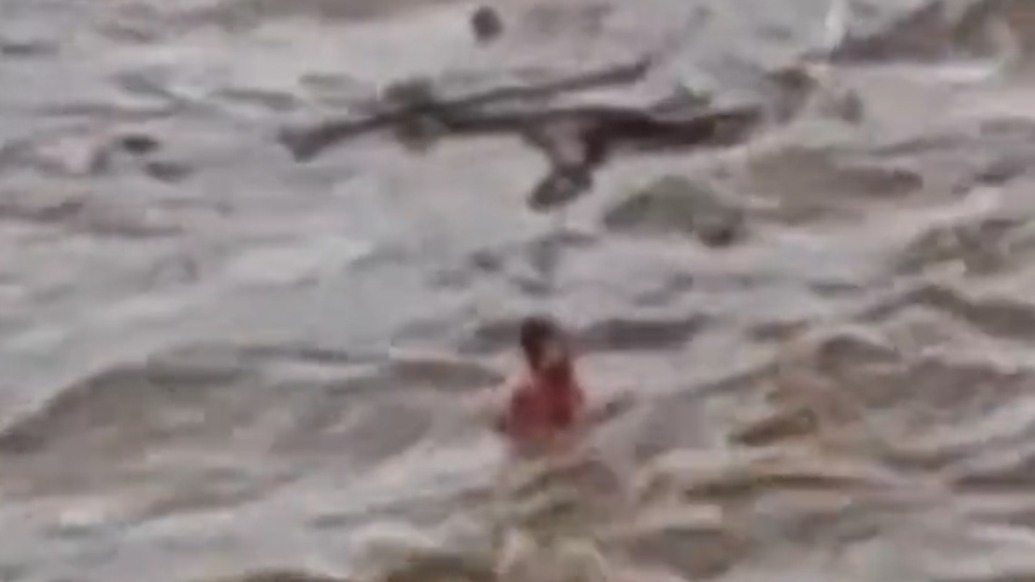 女童被卷入激流緊緊抓住河中樹枝,消防公安生死營救