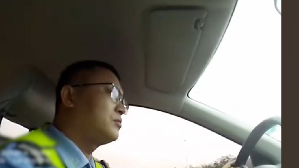 4岁女童患脑瘤鼻腔出血，交警护航生命路