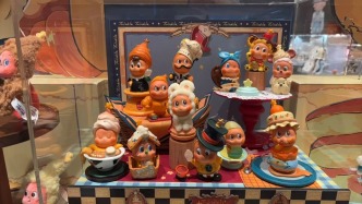 下一個(gè)LABUBU？泡泡瑪特旗下IP新品開售引發(fā)搶購熱潮，二手平臺(tái)溢價(jià)已回落