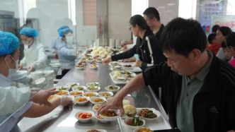 多个旅游目的地机关食堂长假开放，赤壁市政府食堂推免费添菜