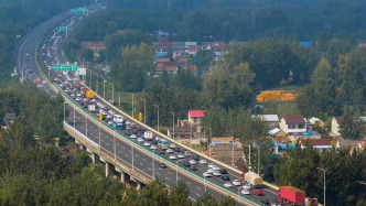 今起全國(guó)高速公路車流量激增，預(yù)計(jì)假期日均車流量超6200萬輛次
