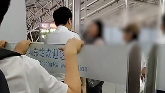 乘客在列車停檢后攔門稱“車還沒開放我進(jìn)去”，車站稱系按照規(guī)定停止檢票