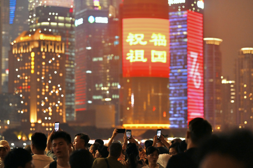 魔都眼·国庆｜外滩夜色醉佳客：江畔人如潮，流光只若初见