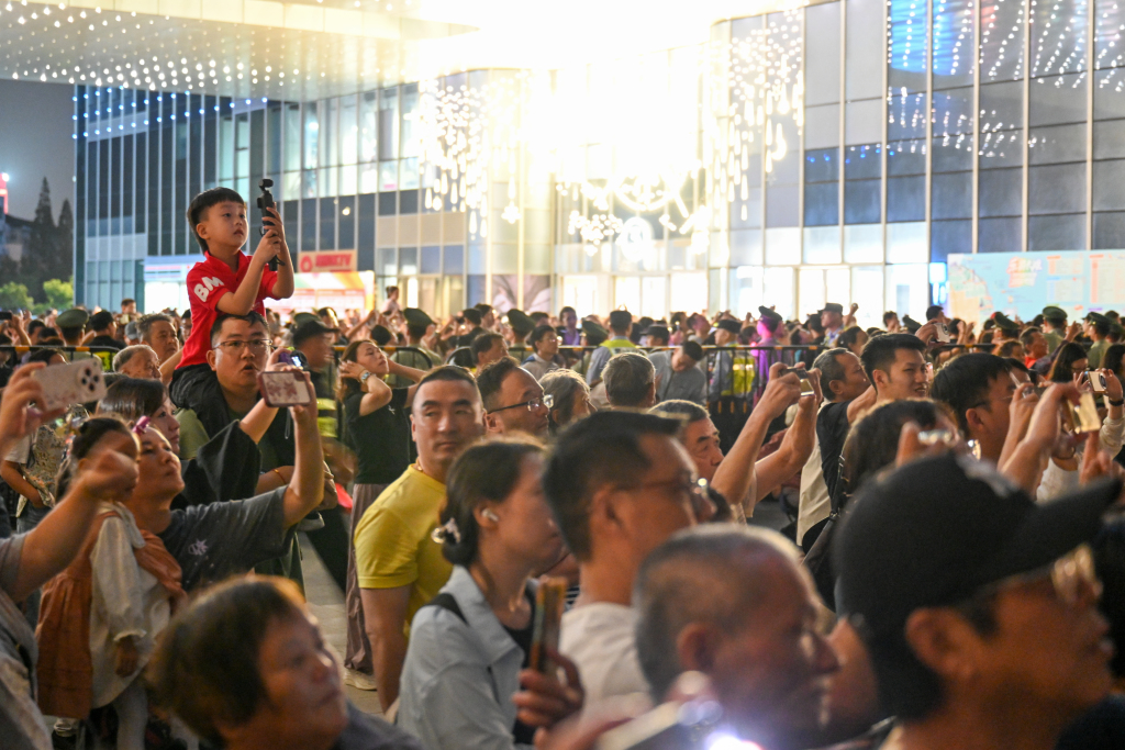 魔都眼·国庆｜无人机烟花共舞，吴淞口夜空上演《哪吒闹海》