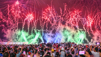 魔都眼·国庆｜无人机烟花共舞，吴淞口夜空上演《哪吒闹海》