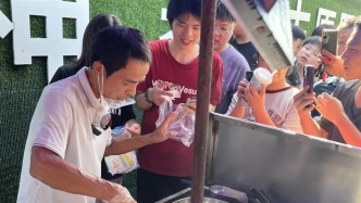 經(jīng)濟日報：“雞排主理人”走紅不簡單