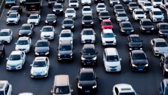 昨起全國(guó)高速公路車流量激增，假期首日預(yù)計(jì)車流量將達(dá)7000萬(wàn)輛次