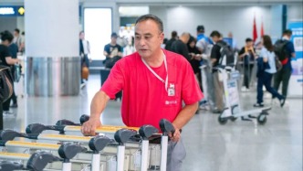 旅客凌晨把手機(jī)遺落在機(jī)場(chǎng)手推車(chē)?yán)?，他撿到后主?dòng)等候物歸原主