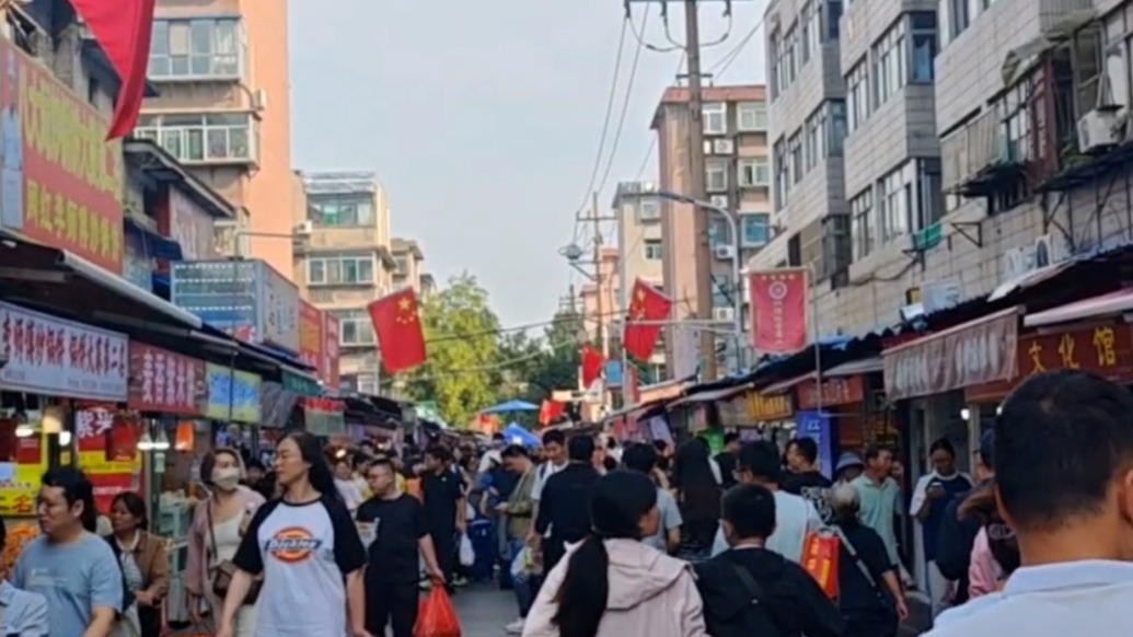 國(guó)慶首日淄博八大局人氣不減，志愿者：游客量是平常的三五倍