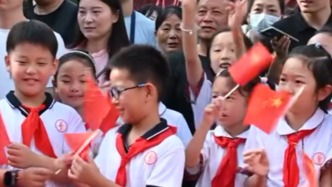“儀式感越來越強(qiáng)了！”家長稱已連續(xù)12年帶孩子國慶看升旗