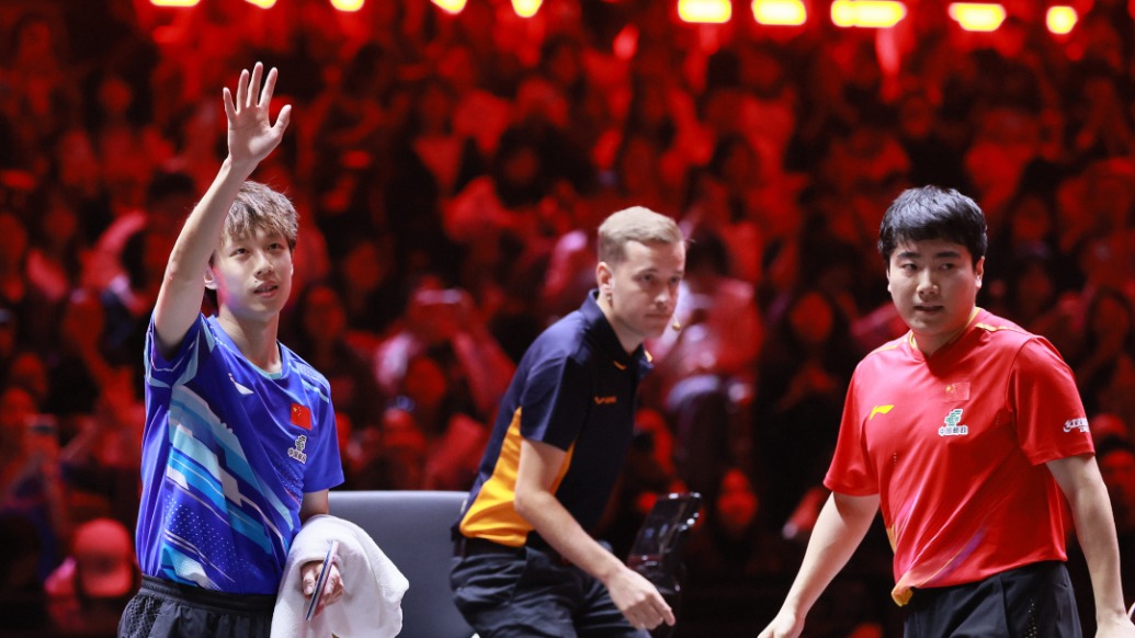 林高遠撫摸球臺揮別觀眾，梁靖崑呼吁球迷為林高遠獻上祝福
