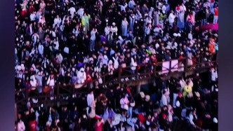 門票約滿，排隊(duì)現(xiàn)場(chǎng)“人從眾”……國慶中秋假期首日多個(gè)景區(qū)旅游熱度高