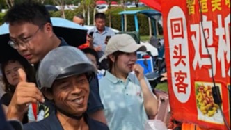 國慶首日“雞排哥”笑容滿面出攤，有人提前好幾個小時來排隊